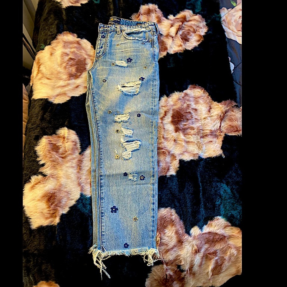 Lucky brand embroidered mom jean